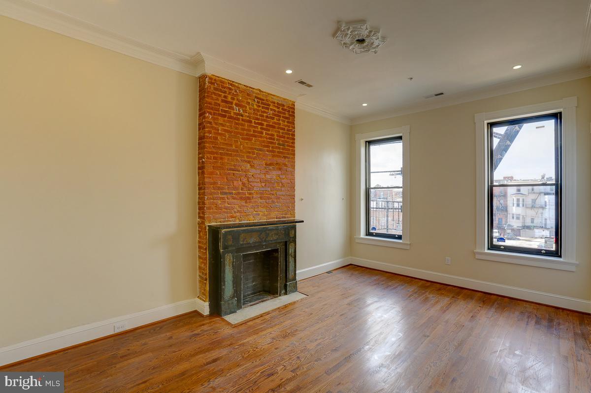 2118 Saint Paul St Property Photo 9