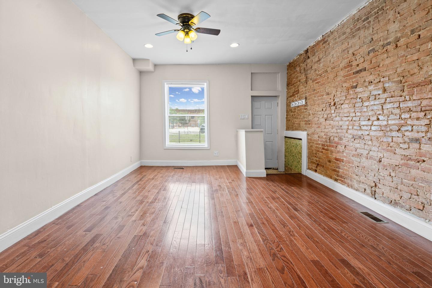 2127 W Mulberry St Property Photo 1