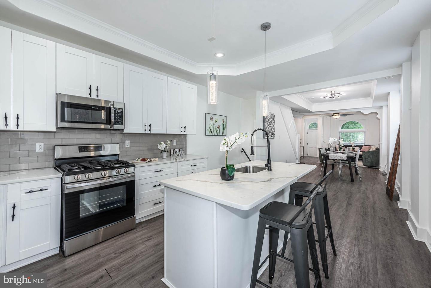 915 N Montford Ave Property Photo 11