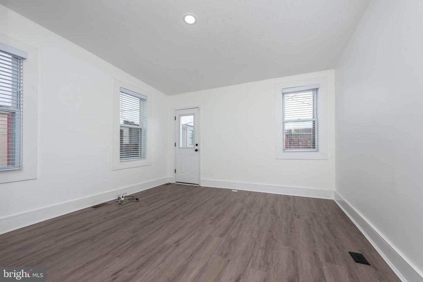 915 N Montford Ave Property Photo 17