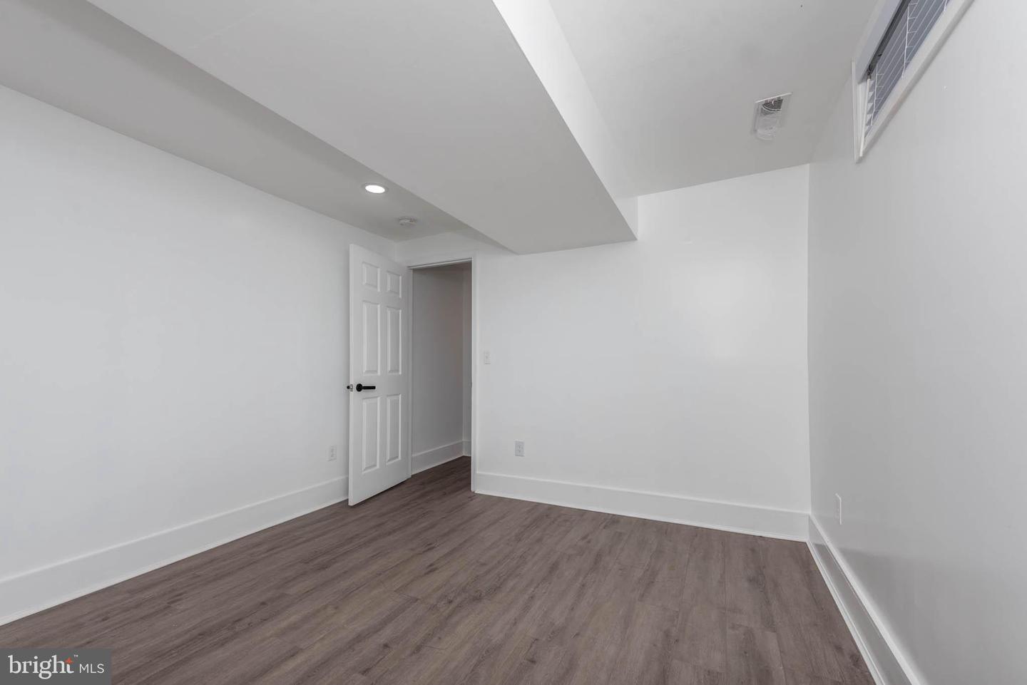915 N Montford Ave Property Photo 29