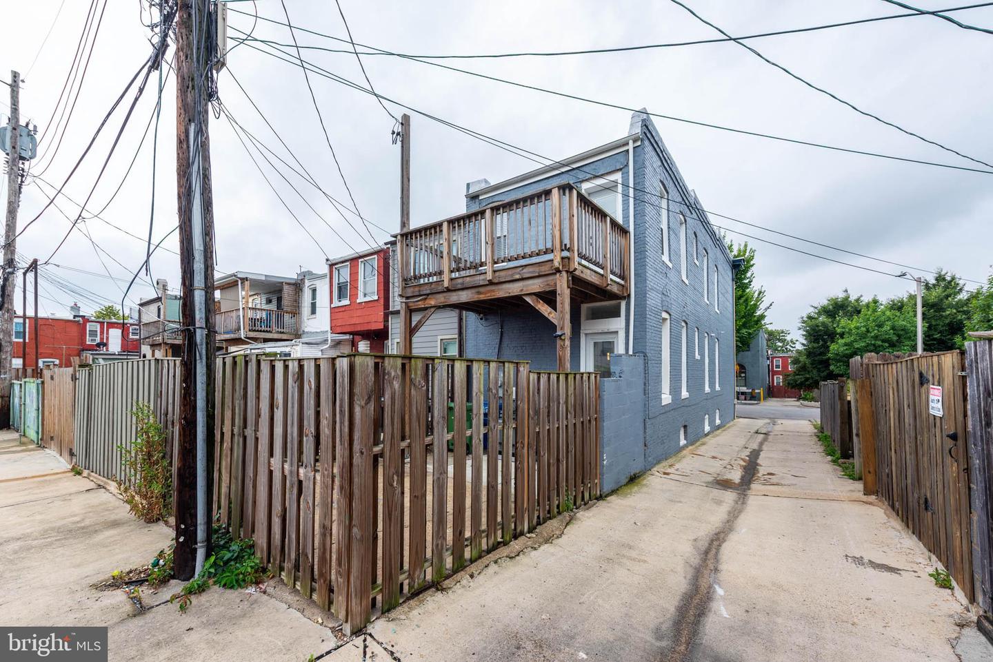 915 N Montford Ave Property Photo 32