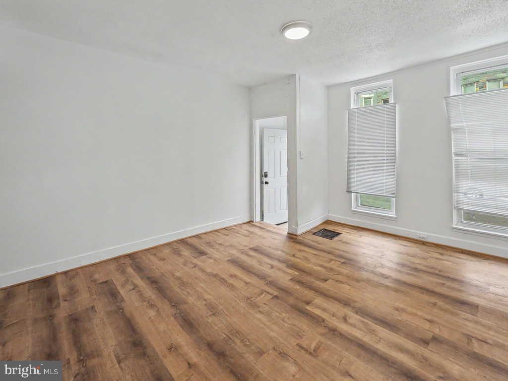 1918 Penrose Ave Property Photo 3
