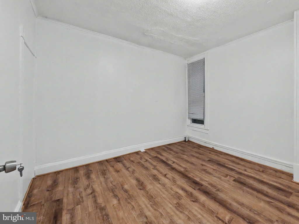 1918 Penrose Ave Property Photo 4