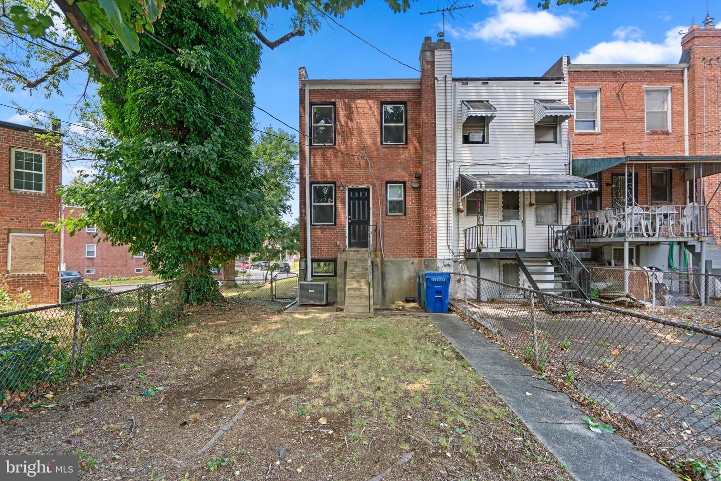 301 Denison St Property Photo 11
