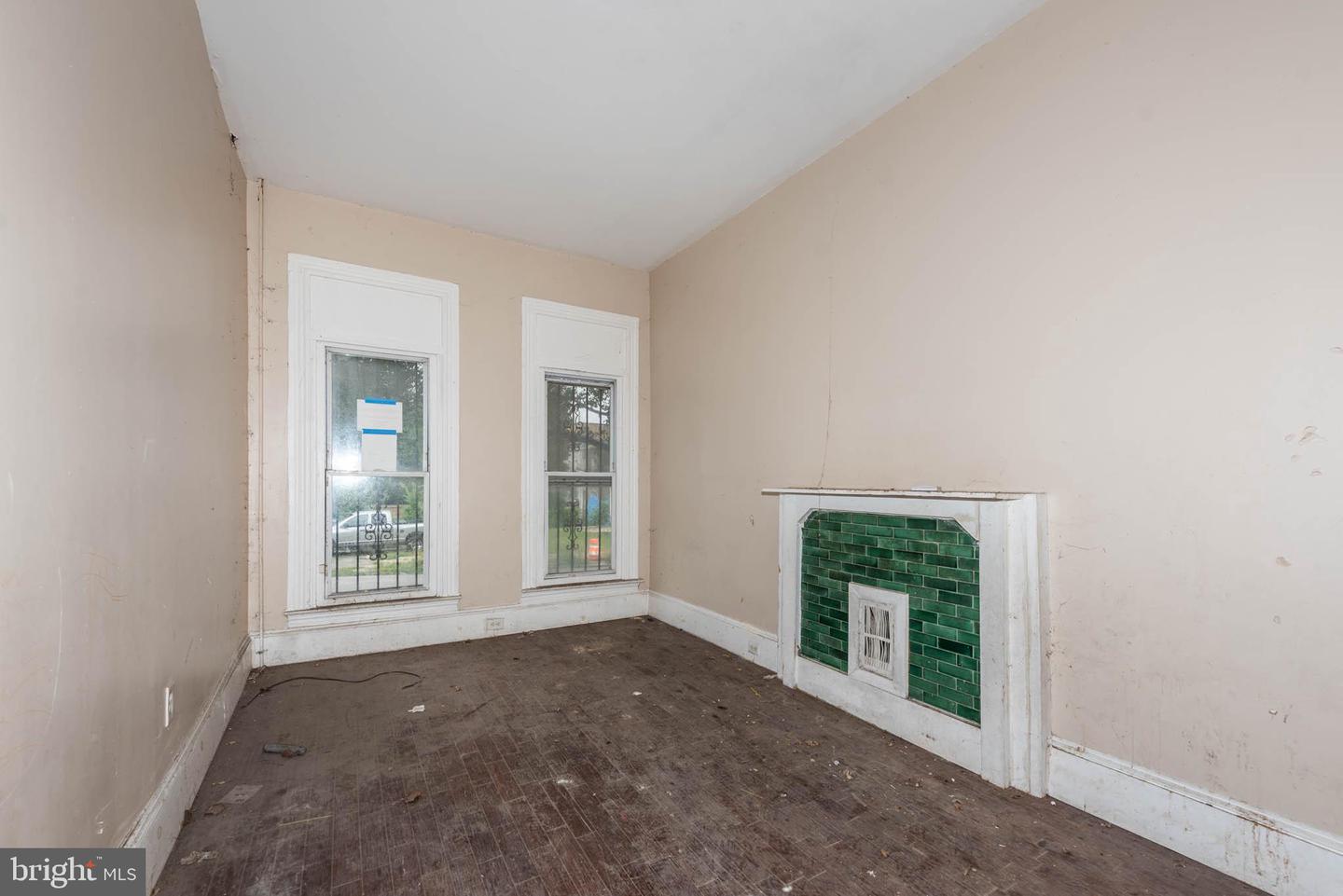 214 N FULTON AVE Property Photo 1