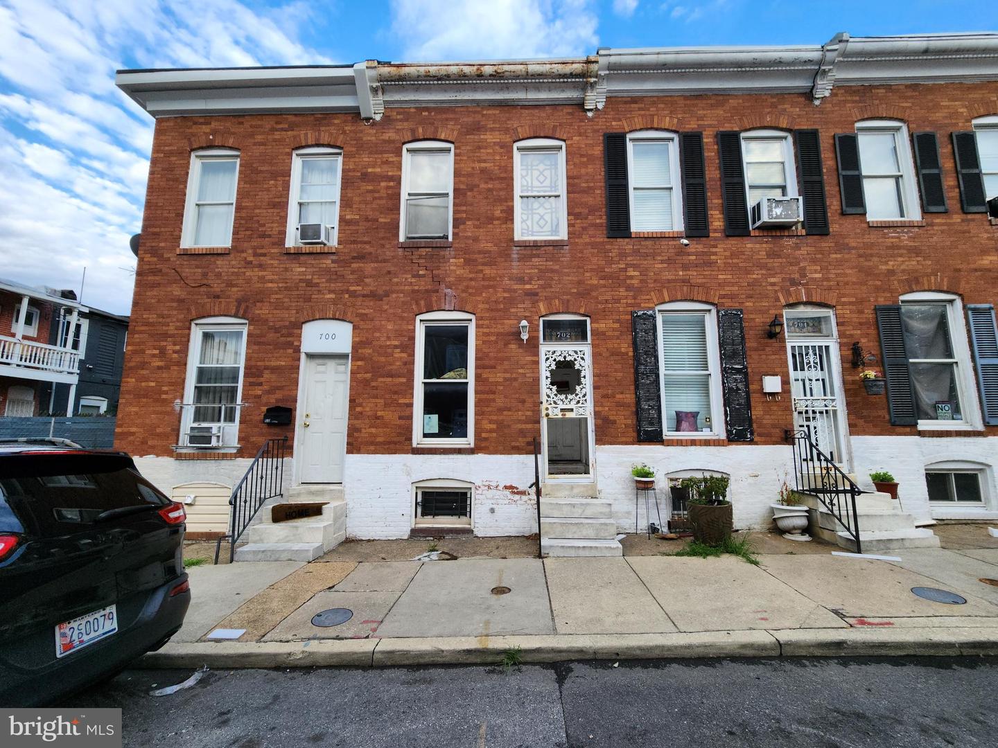 702 N GLOVER ST Property Photo 1