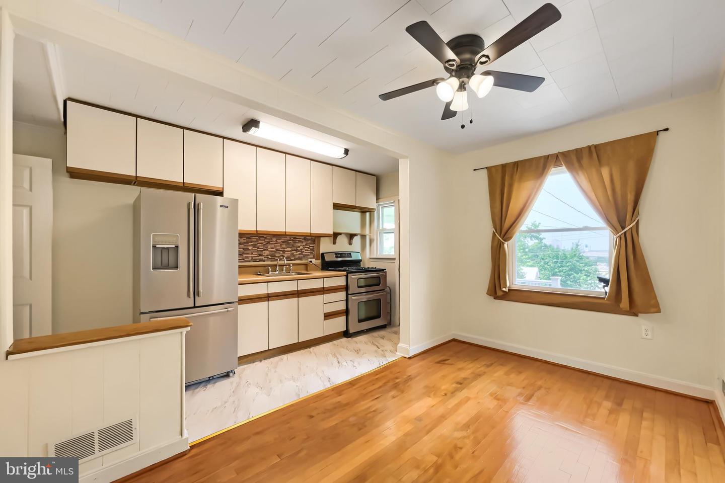 1214 Anglesea St Property Photo 8