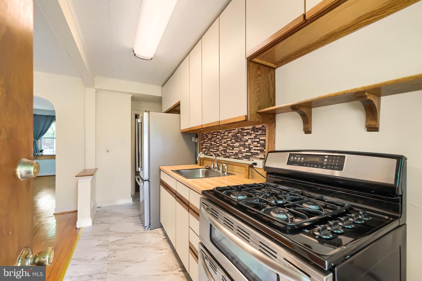 1214 Anglesea St Property Photo 14