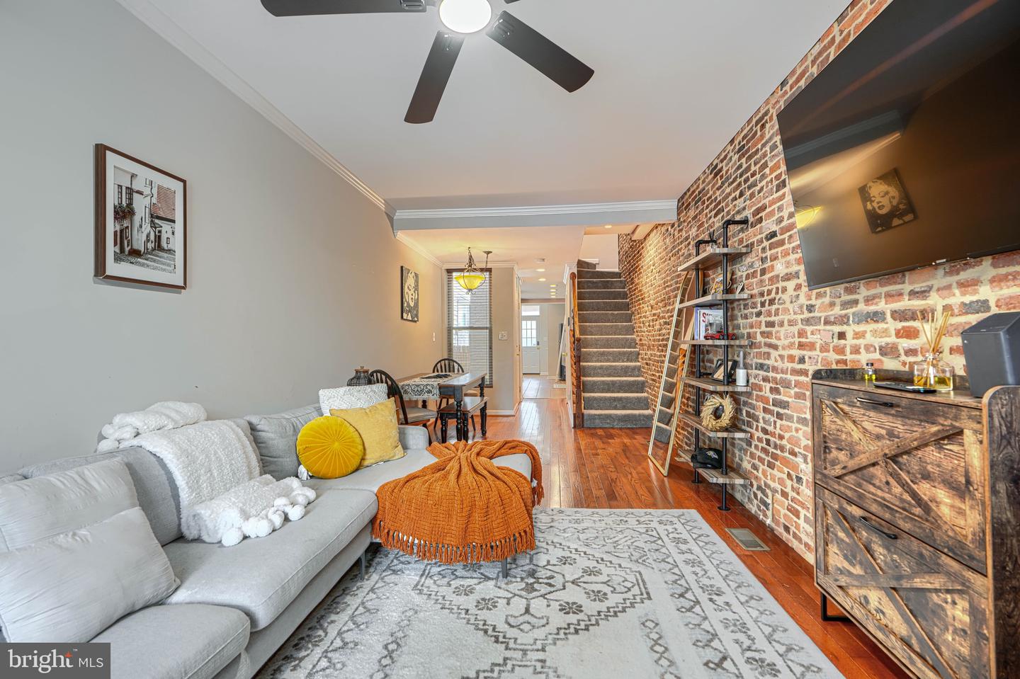 827 S Montford Ave Property Photo 6