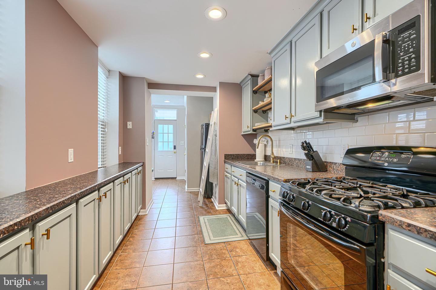 827 S Montford Ave Property Photo 18