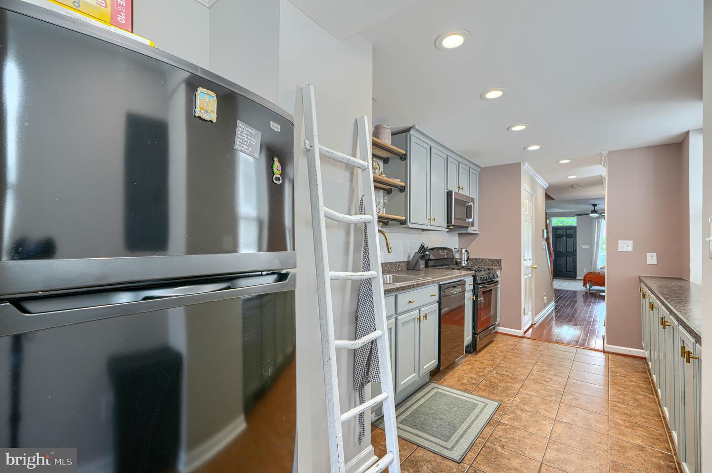 827 S Montford Ave Property Photo 24
