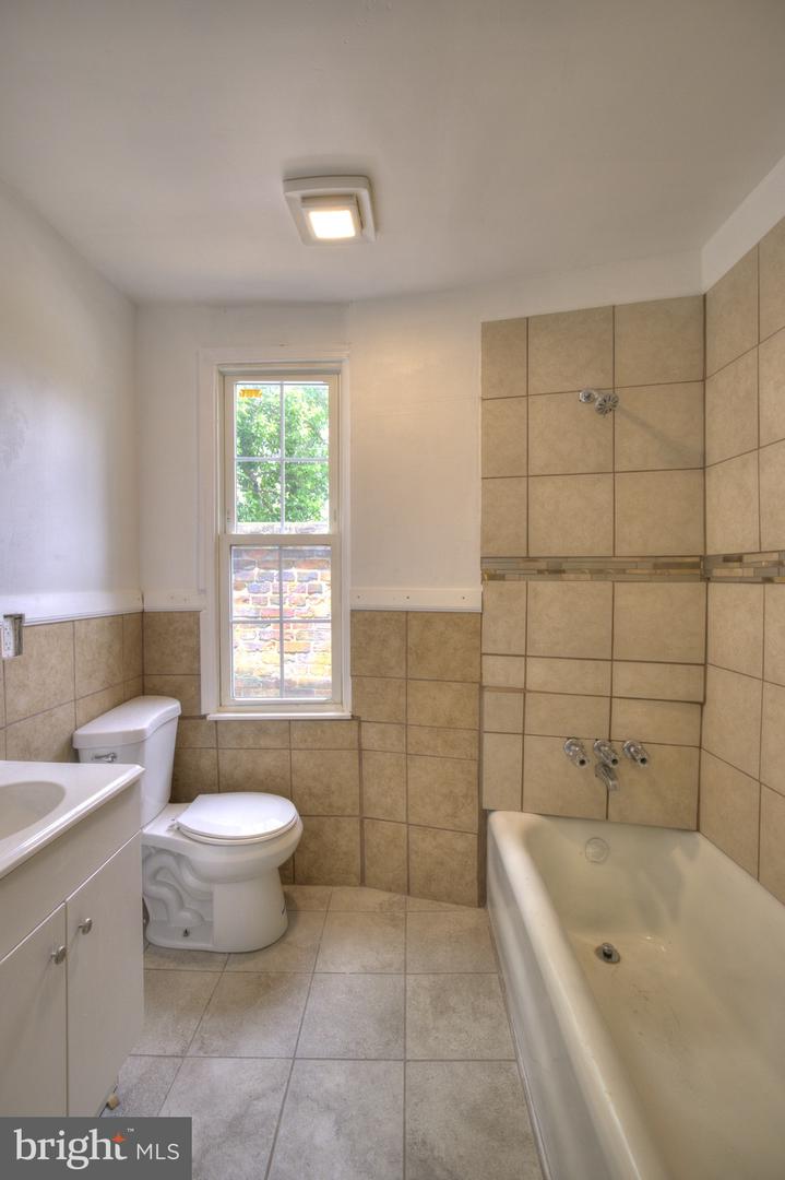 2540 Greenmount Ave Property Photo 11