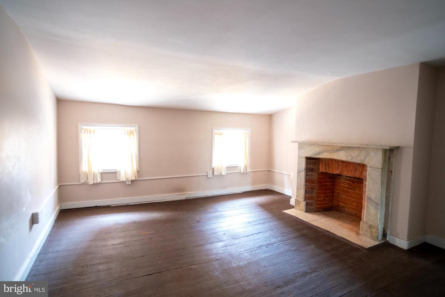 869 N Howard St Property Photo 15