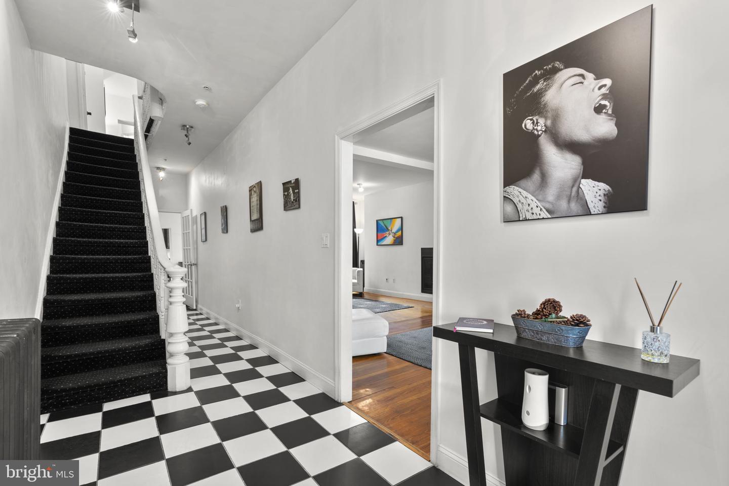 210 S High St Property Photo 3