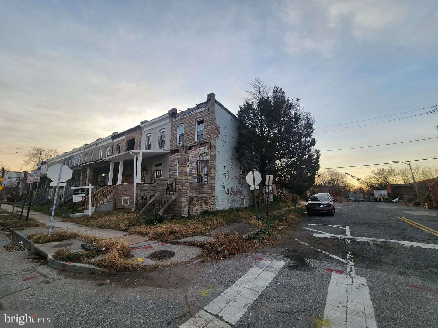 2421 Baker St Property Photo 3