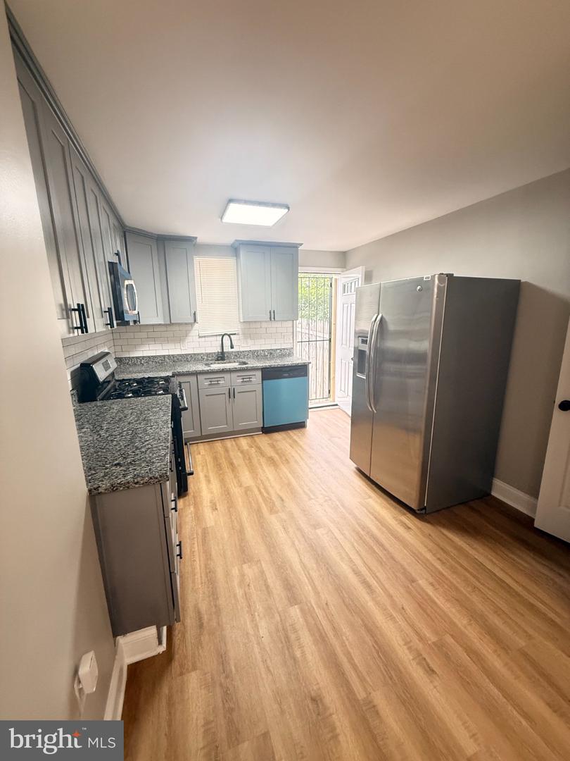 519 N Port St Property Photo 3
