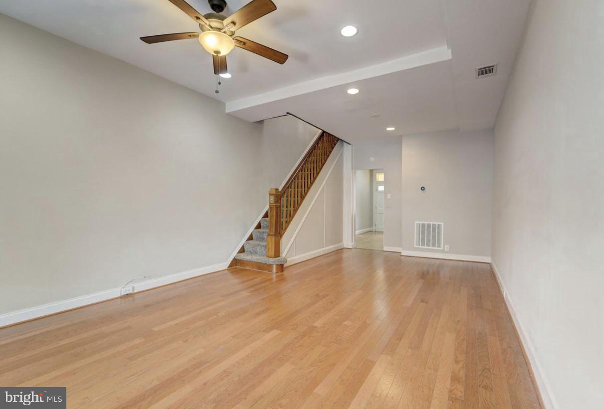 3129 Fleet St Property Photo 5