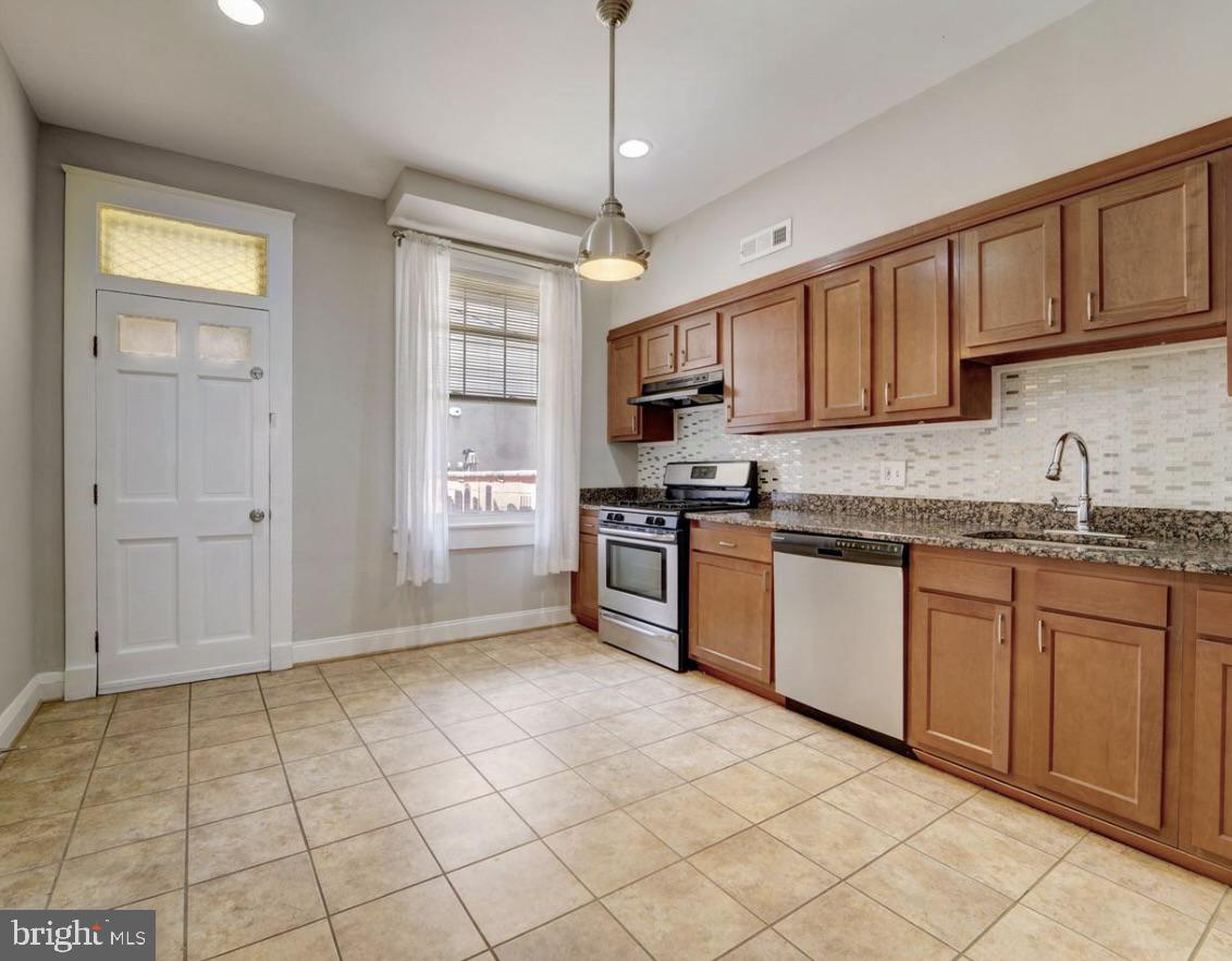 3129 Fleet St Property Photo 6