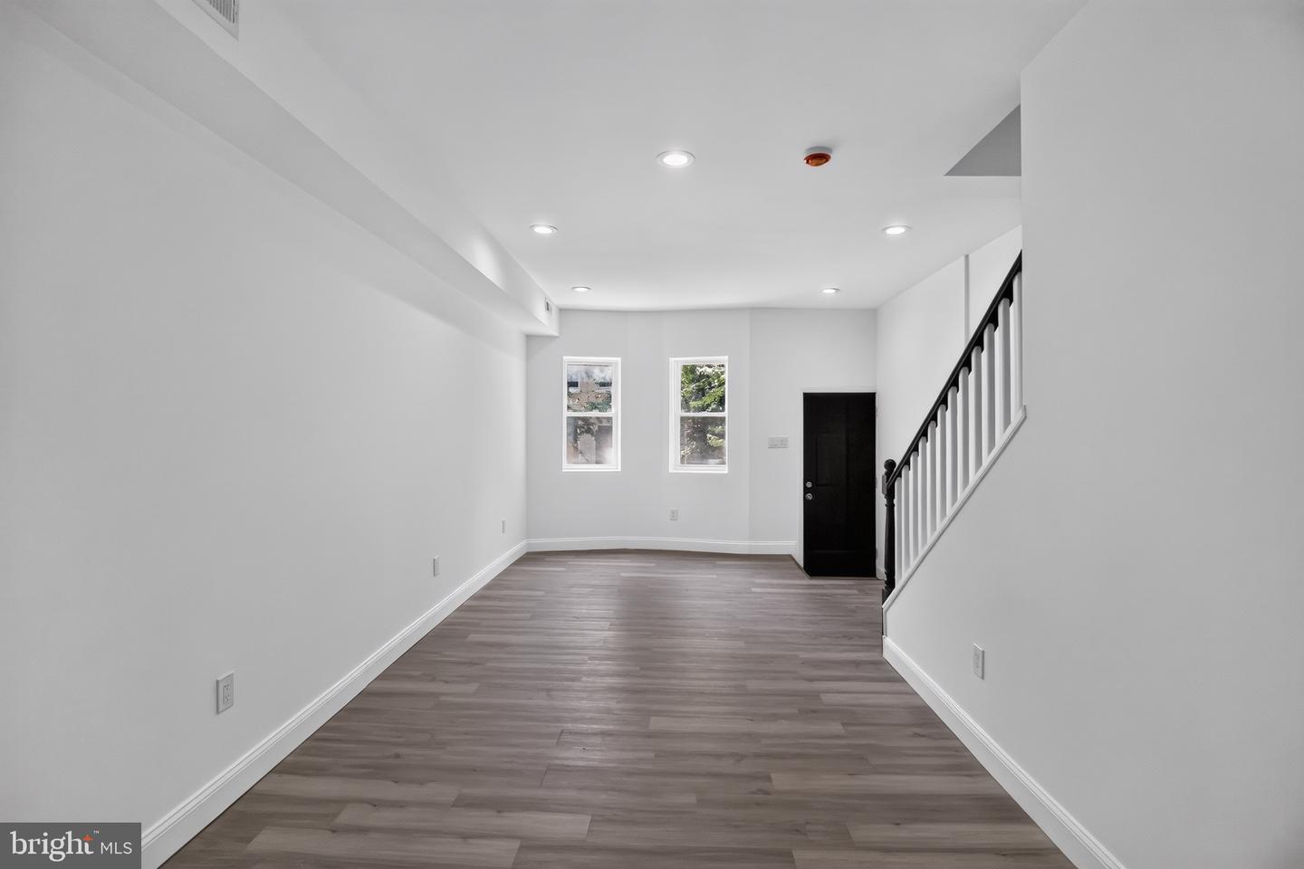 2877 Woodbrook Ave Property Photo 2