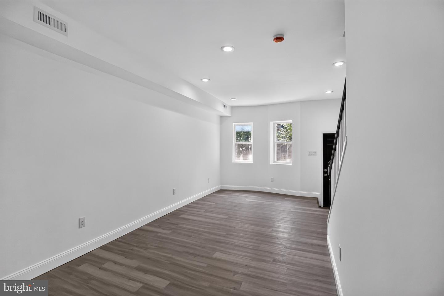 2877 Woodbrook Ave Property Photo 3