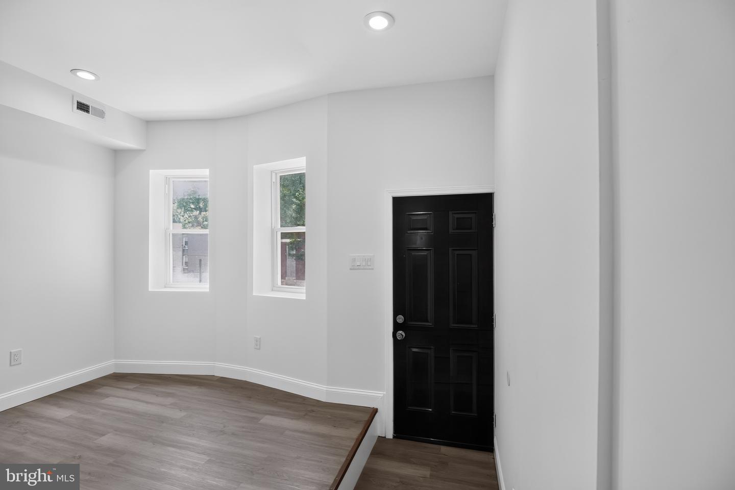 2877 Woodbrook Ave Property Photo 5