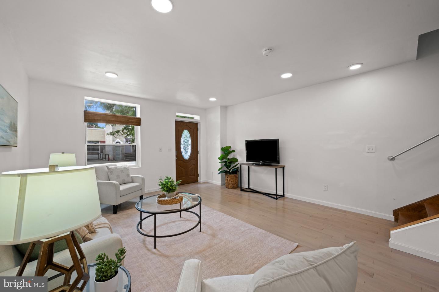 1826 Bank St Property Photo 8