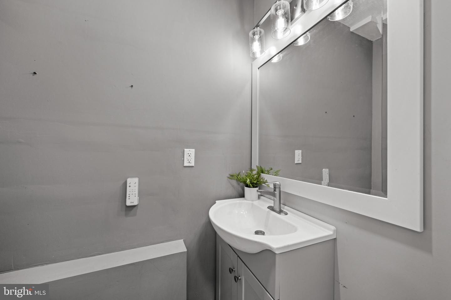1826 Bank St Property Photo 13