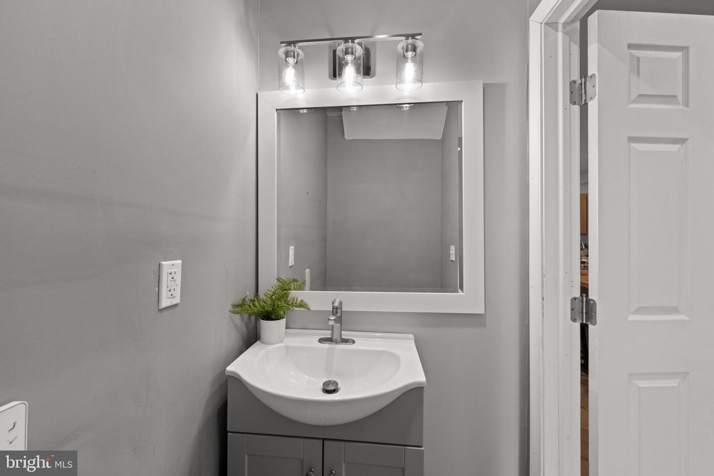 1826 Bank St Property Photo 14
