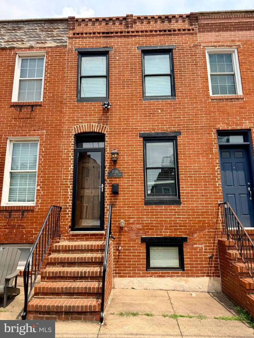 1530 E CLEMENT ST Property Photo 1