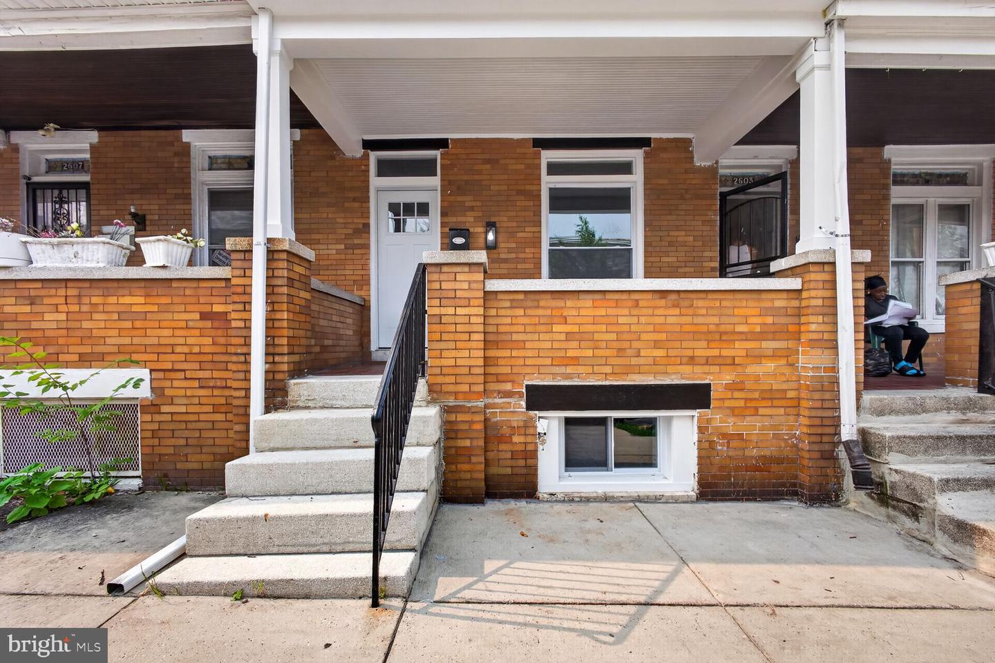 2605 E Hoffman St Property Photo 2