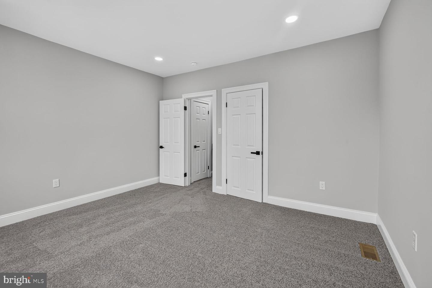 2605 E Hoffman St Property Photo 16