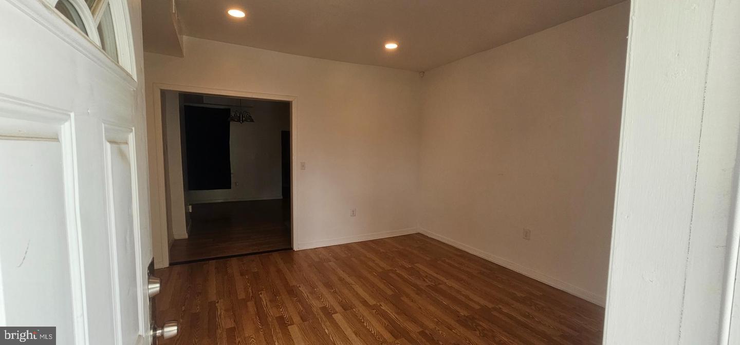 2548 Oswego Ave Property Photo 2