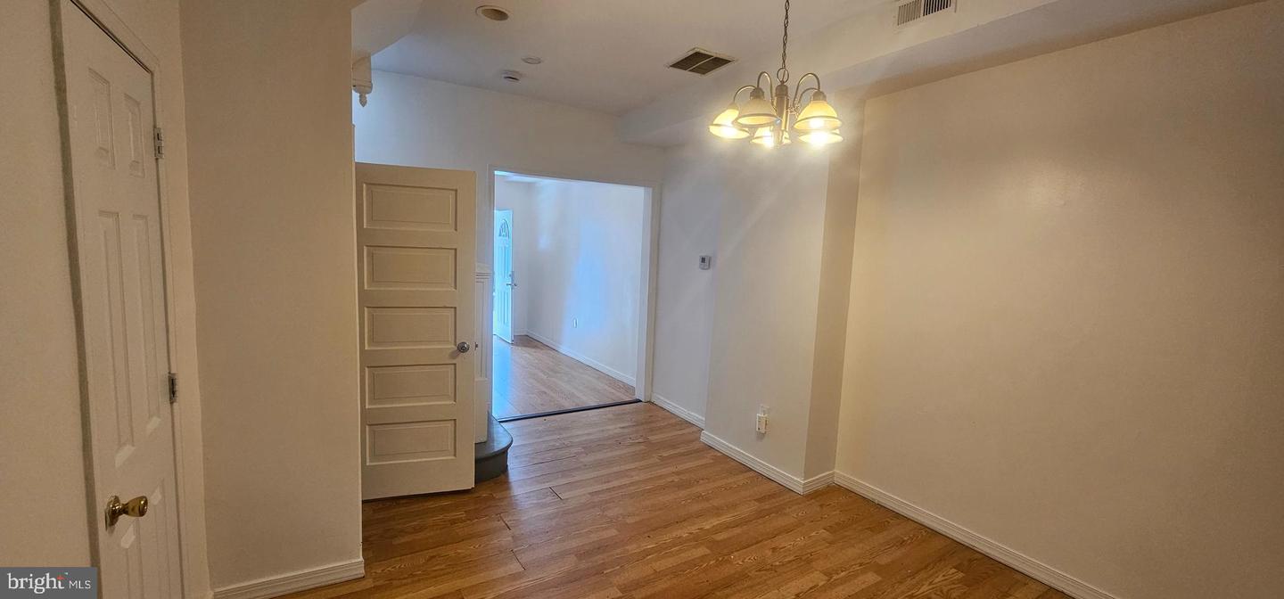 2548 Oswego Ave Property Photo 4