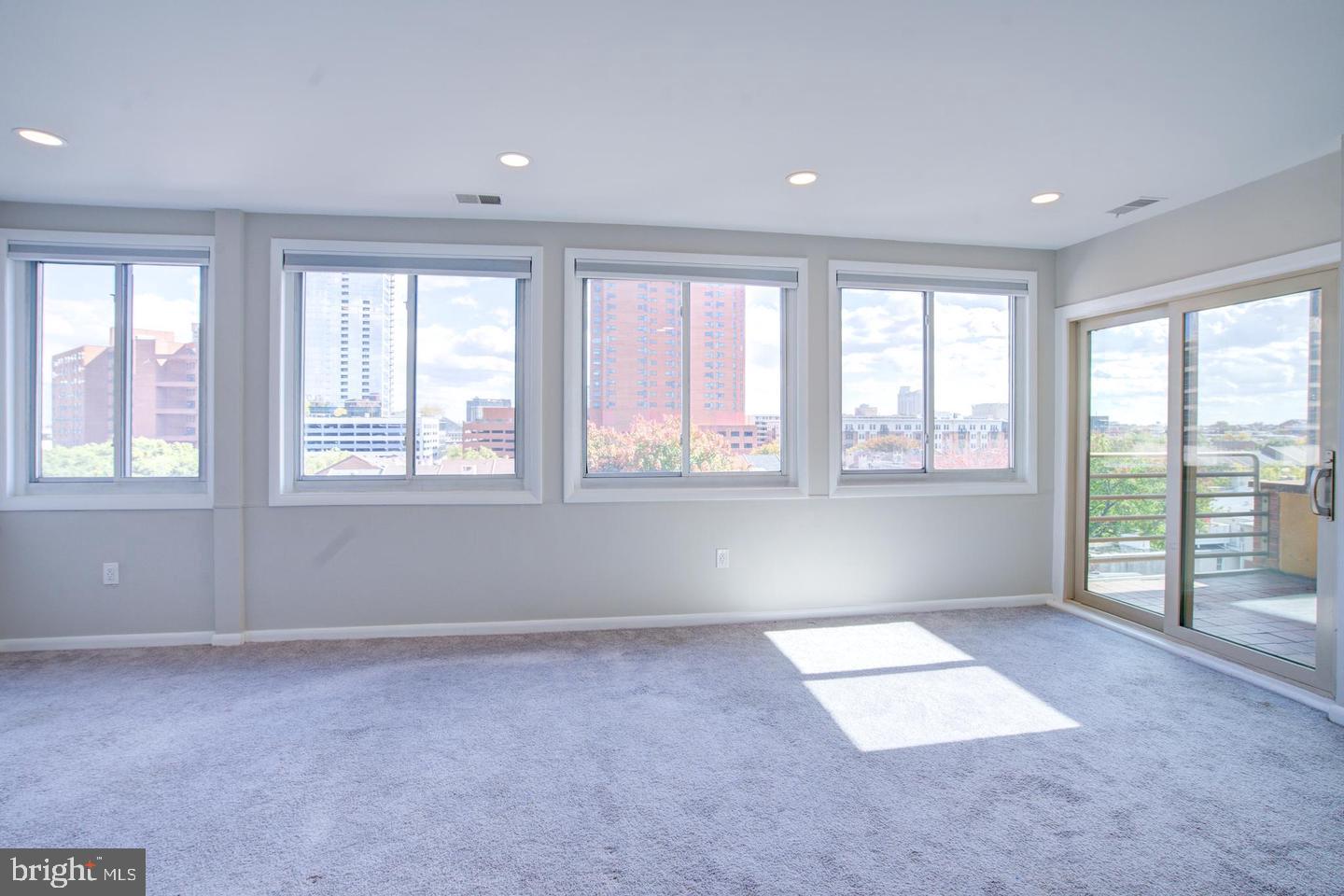 123 W Barre St #ph-3 Property Photo 5