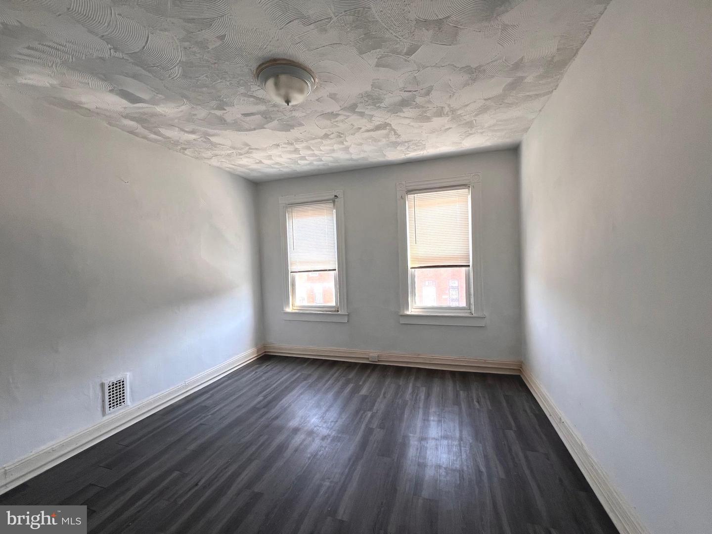 2514 E Madison St Property Photo 6