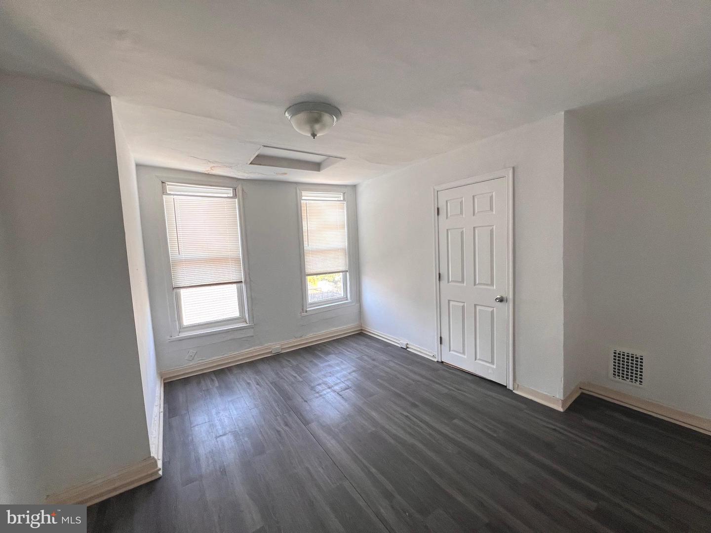 2514 E Madison St Property Photo 9