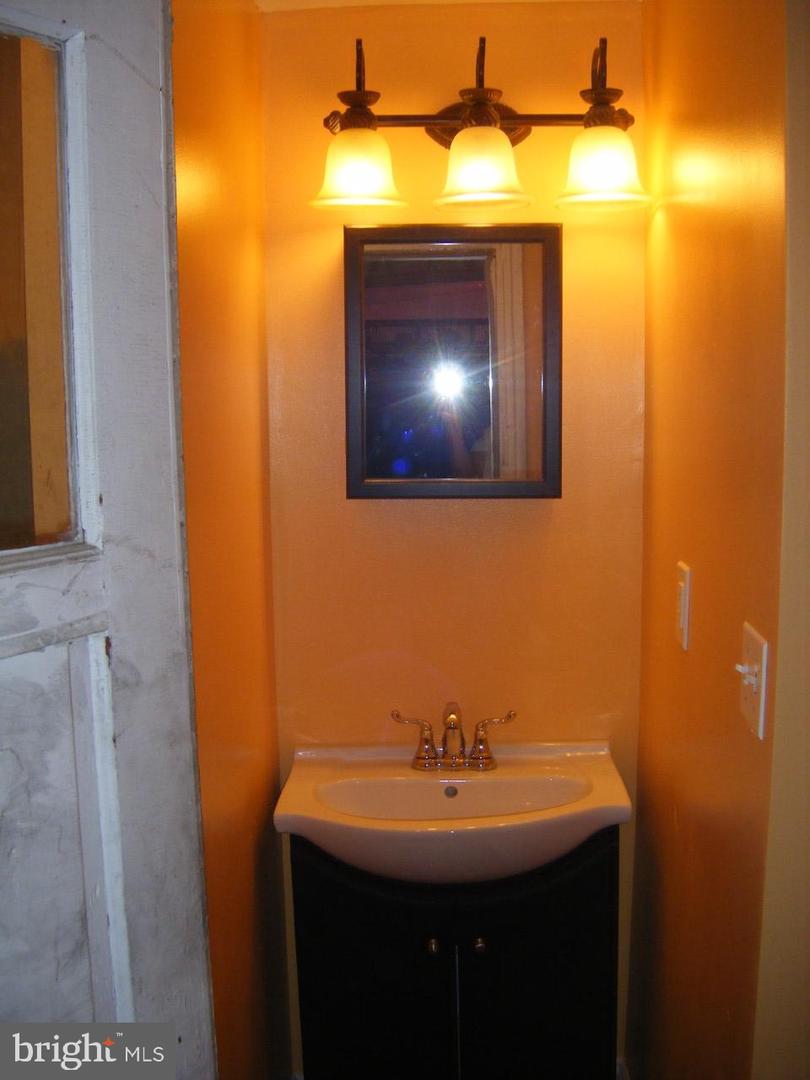 2316 E Fairmount Ave Property Photo 3