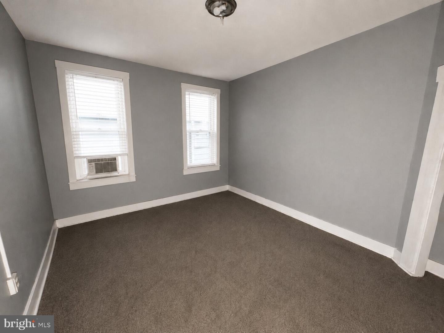 704 N Edgewood St Property Photo 7