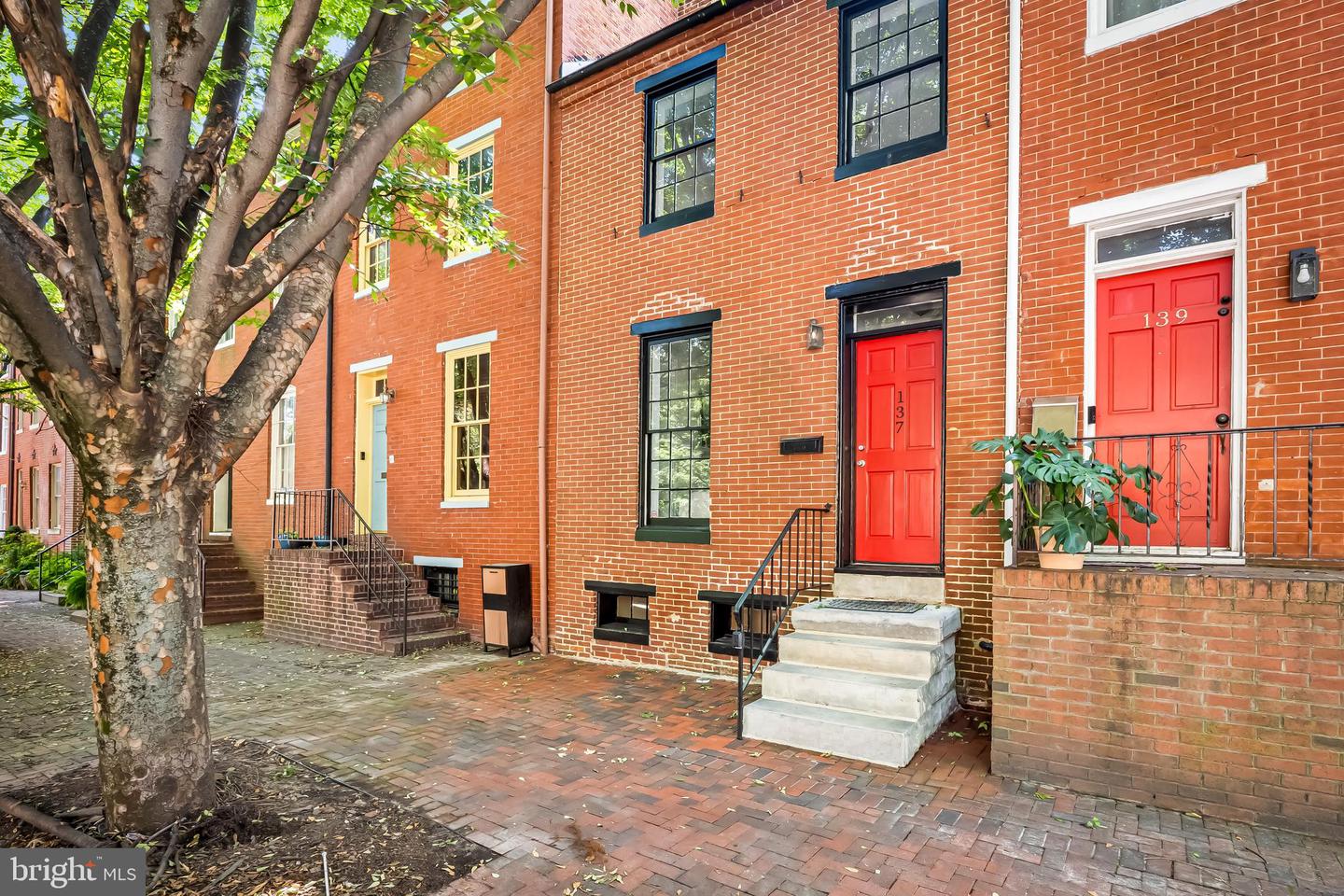 137 W HILL ST Property Photo 1