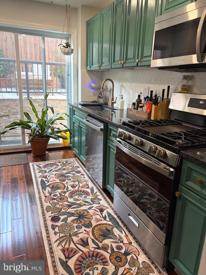 2220 Fleet St Property Photo 6