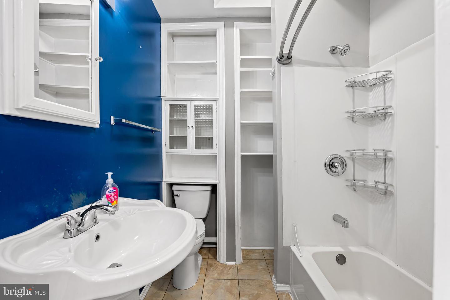 1109 W 40th St Property Photo 17