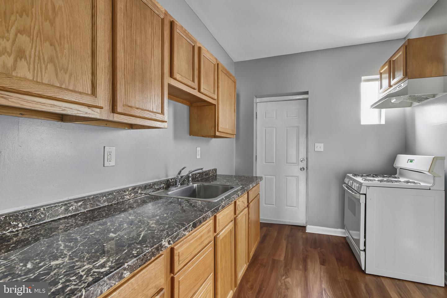 1209 Dukeland St Property Photo 5