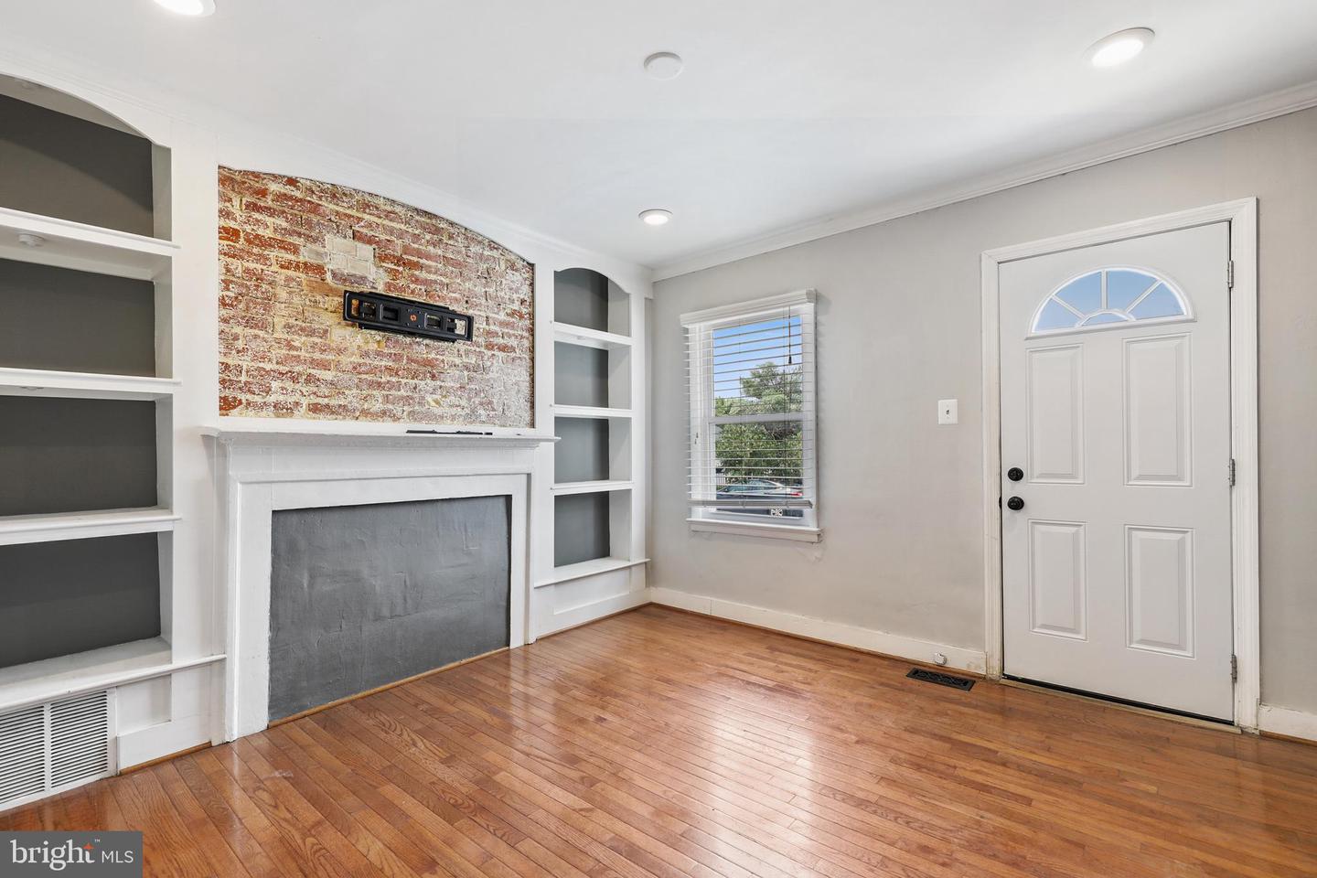 803 S Hanover St Property Photo 4