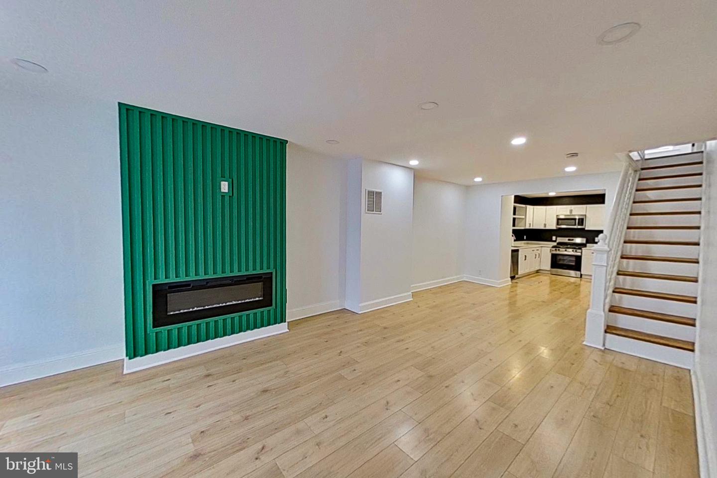 1129 W Ostend St Property Photo 4