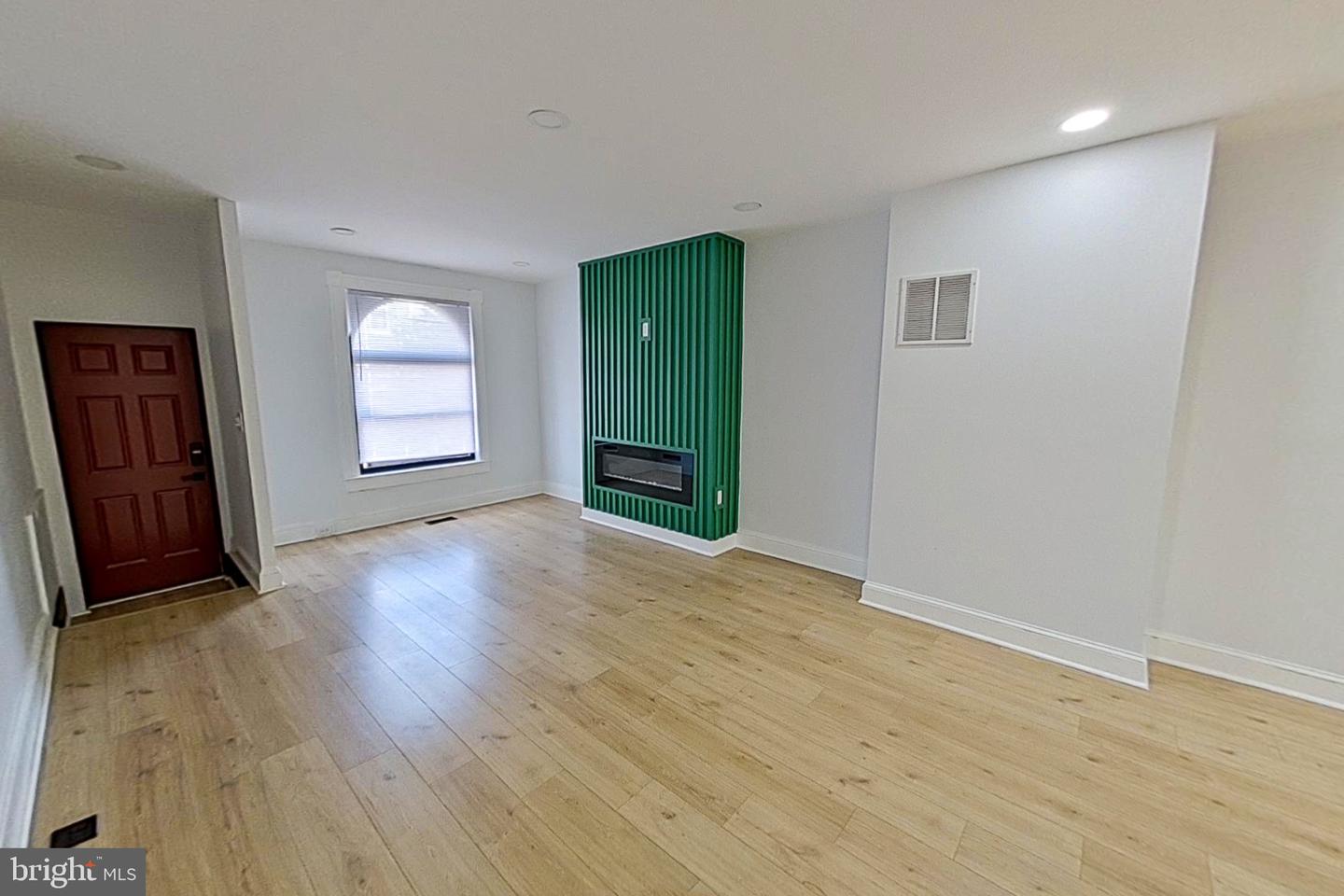1129 W Ostend St Property Photo 5