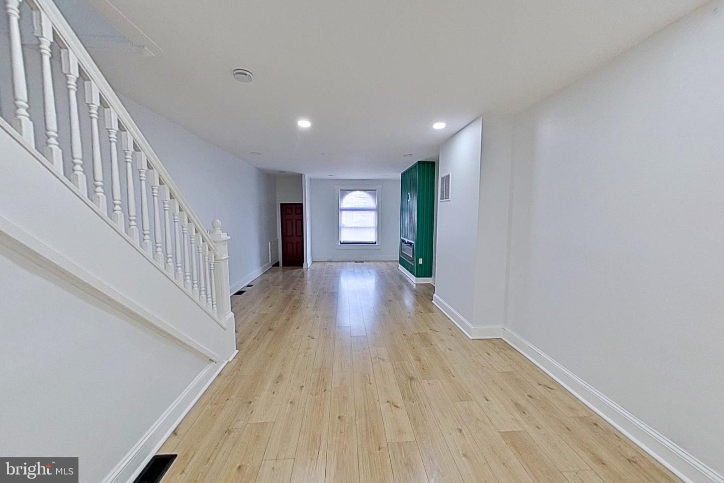 1129 W Ostend St Property Photo 8
