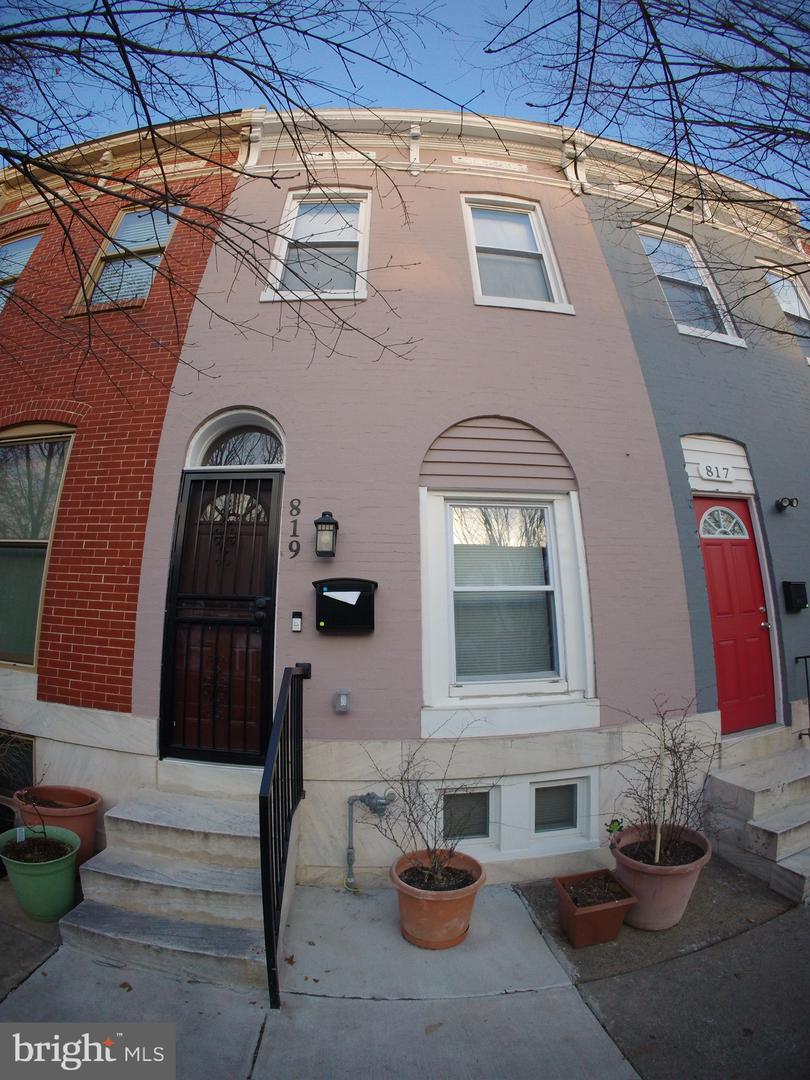 819 N Montford Ave Property Photo 1
