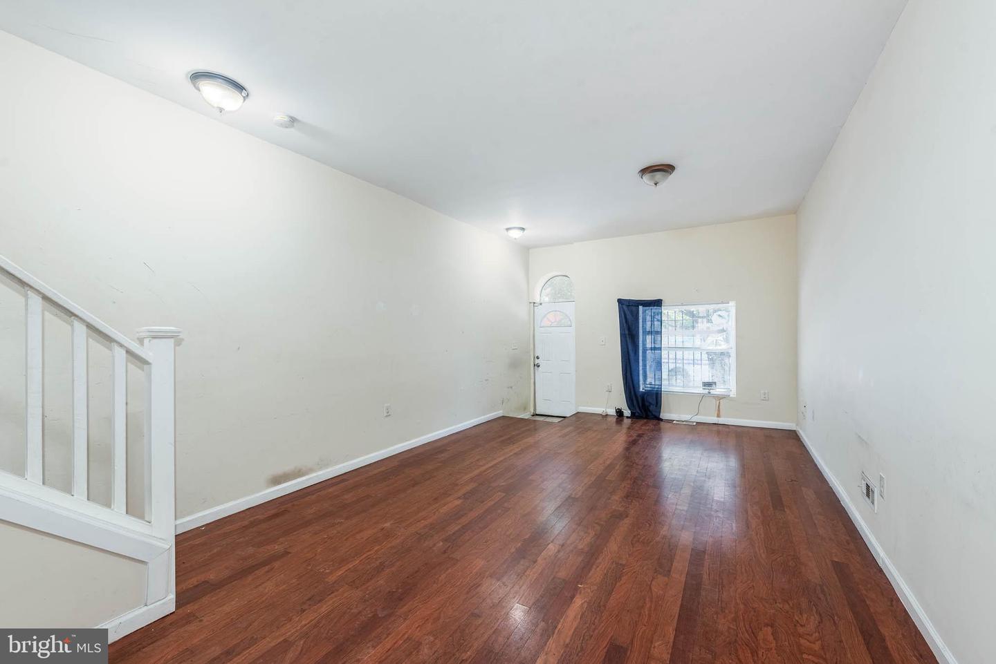 2316 E Madison St Property Photo 5