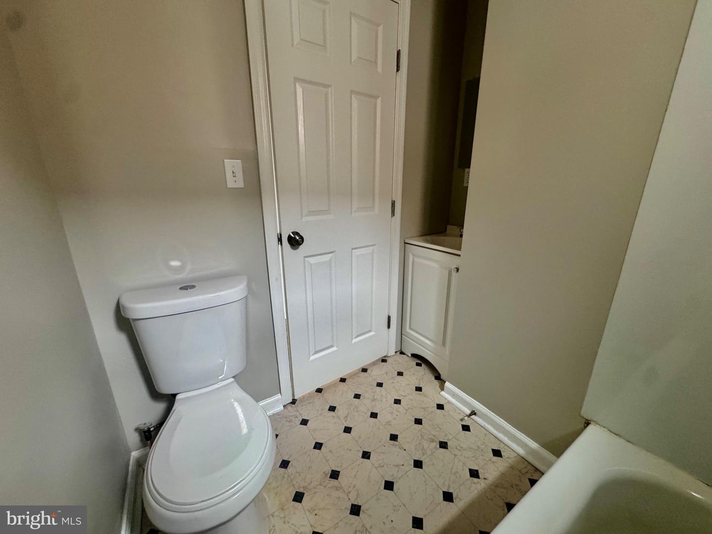 2123 Walbrook Ave Property Photo 24